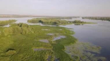 Şube ve havadan görünümü - yeşil yatay, göl ve nehir, balıkçılık yer girts