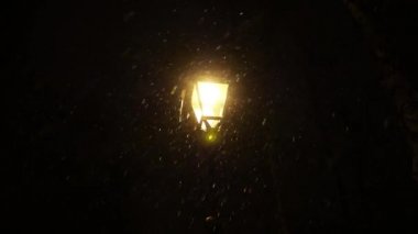 Kar gece düşüyor.
