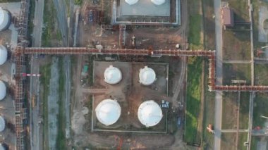 Petrol rafinerisi gecesi