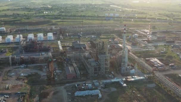 Будівництво нафтопереробного заводу нафти — стокове відео