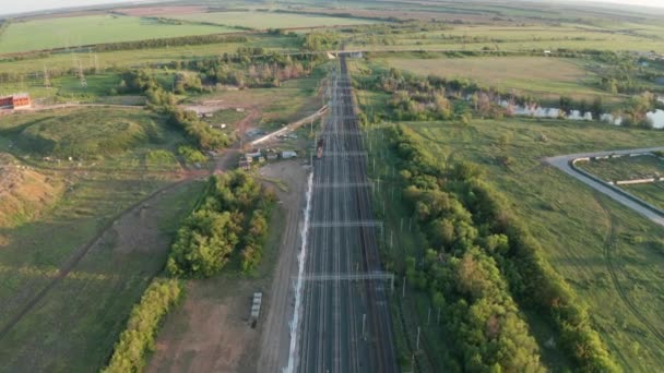 Spoorweg in platteland — Stockvideo