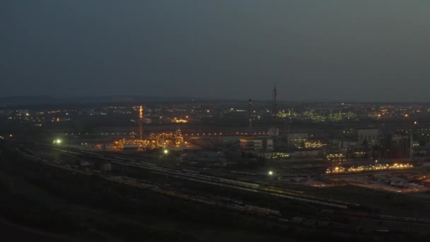 Noční chemická továrna — Stock video