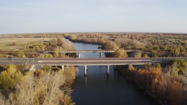 Carro sobre ponte — Vídeo de Stock