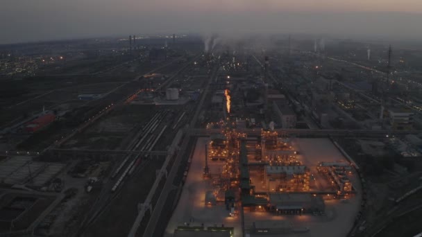Ночной химический завод — стоковое видео
