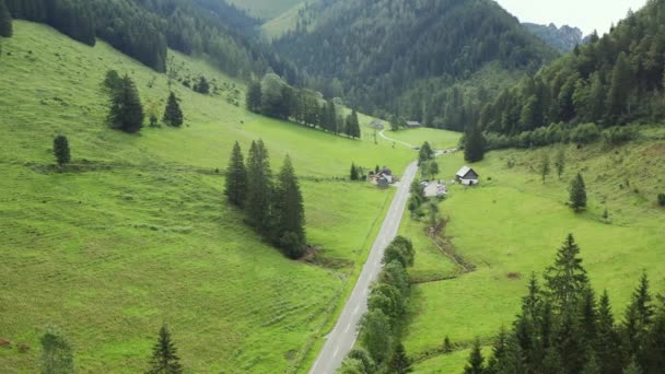 Chalé em alpes — Vídeo de Stock