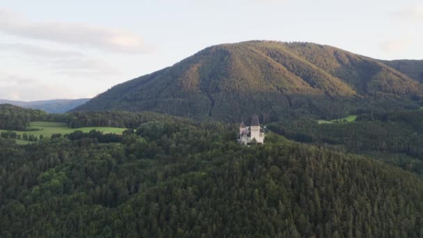 Kasteel op de berg — Stockvideo