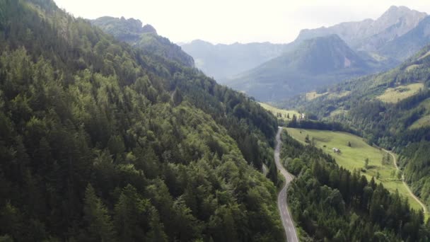 Дорога в Альпах — стоковое видео