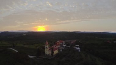 Tepedeki kilise