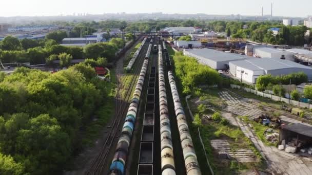 Железная дорога с бочками — стоковое видео