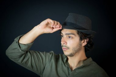 Genç adamın şapka ile yakın çekim