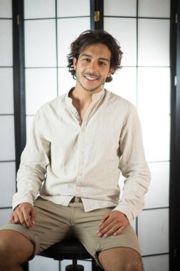 Genç adama yaklaş.