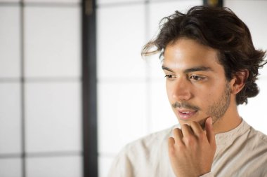 Genç adam onun çene dokunmadan yakın çekim