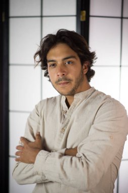 Çapraz kolları olan genç adam yakın çekim