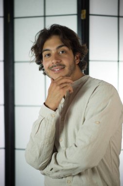 Kapatmak yukarıya-in genç adam çenesine dokunuyor ve gülümseyen