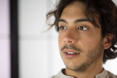 Genç adama yaklaş.