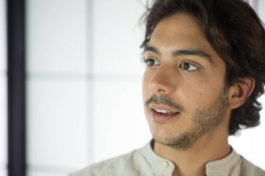 Genç adamın şapka ile yakın çekim