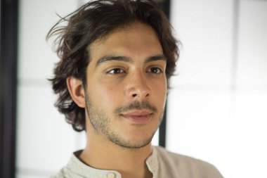 Genç adamın şapka ile yakın çekim