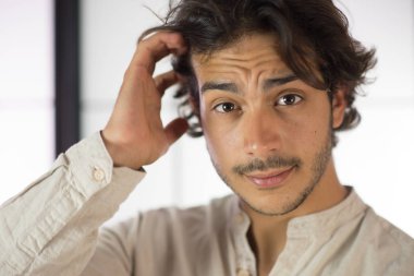 Genç adamın şapka ile yakın çekim