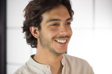 Genç adama yaklaş.