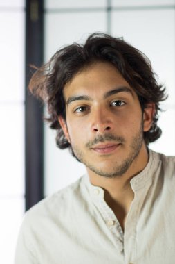 Genç adama yaklaş.