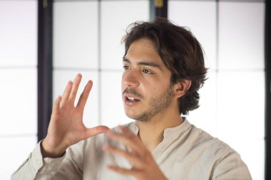 Tartışmak ve ellerini hareket genç adam yakın çekim