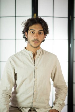 Genç adama yaklaş.