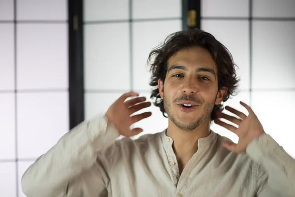 Close Up of Young Man com braços levantados — Fotografia de Stock