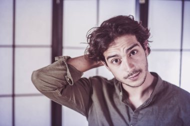 Genç adamın tırmalamak baş şüpheli yakın çekim