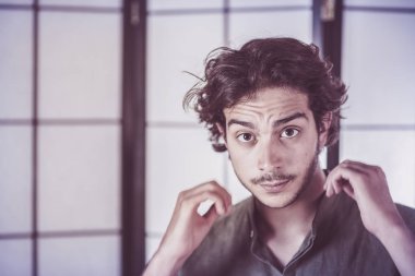 Genç adama yaklaş.