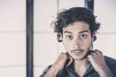 Genç adama yaklaş.