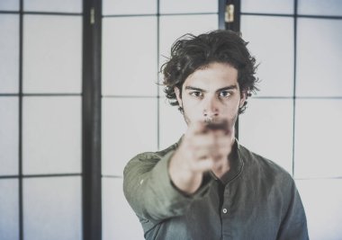 Genç adamın kafasına korkuyla elleriyle yakın çekim