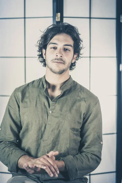 Genç adam, göğüs kaldırdı elleriyle portresi