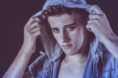 Bir başlık giyen çocuk 16 Y