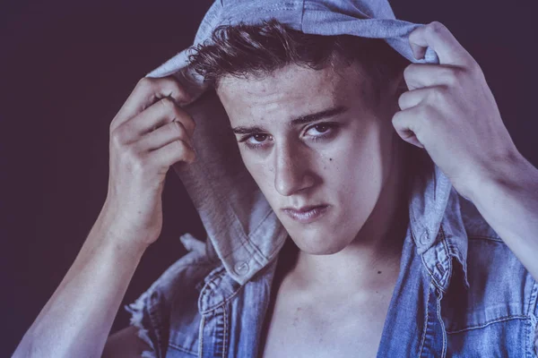 Bir başlık giyen çocuk 16 Y