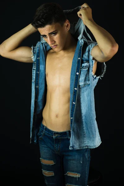Aproape de un băiat de 16 Y cu Jeans Hood . — Fotografie, imagine de stoc