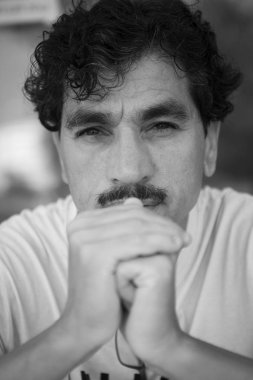 Bir adam ile bıyıkları yakın çekim