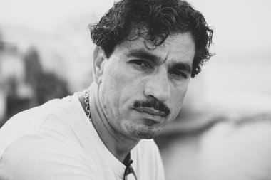 Bir adam ile bıyıkları yakın çekim