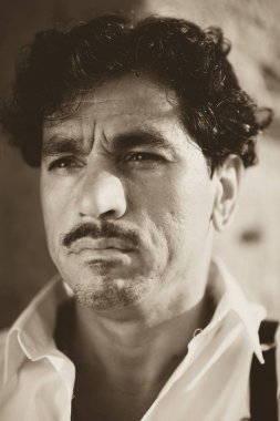 Bir adam ile bıyıkları yakın çekim