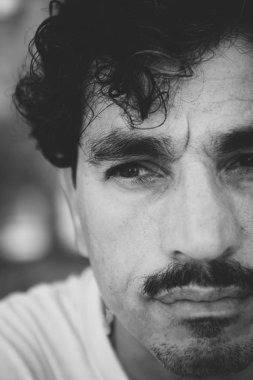 Bir adam ile bıyıkları yakın çekim