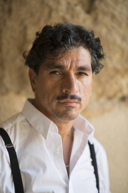 Duvara yaslanmış bıyıkları olan adam portresi