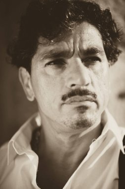 Bir adam ile bıyıkları yakın çekim