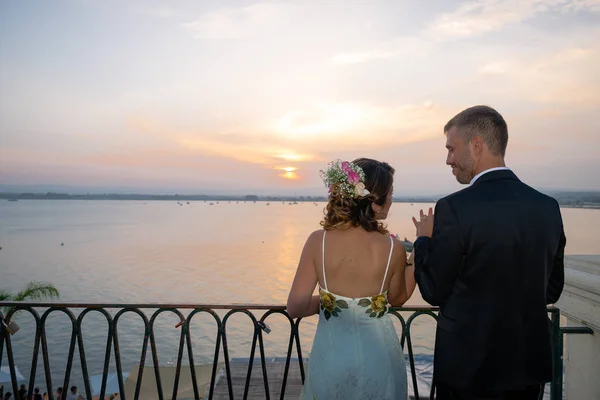 Mladý pár v přístavu Syrakus na Sicílii — Stock fotografie