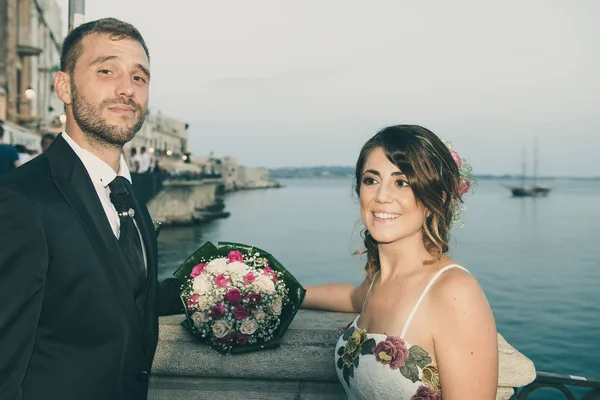 Mladý Pár Den Jejich Svatby Představuje Západu Slunce Ležící Balkóně — Stock fotografie