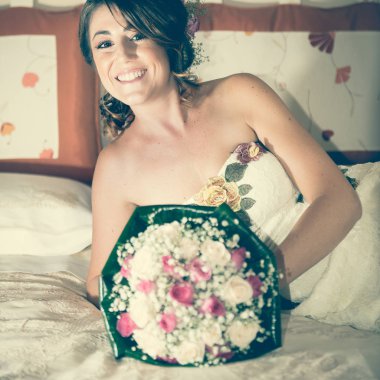 Yatakta bir gelin portresi