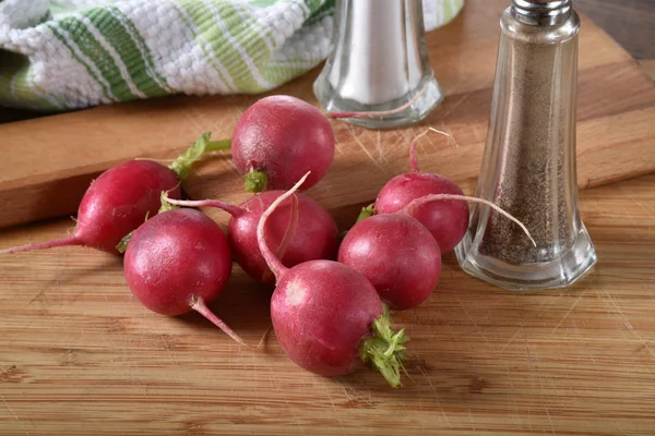 Ren Wased Rädisor Skärbräda — Stockfoto