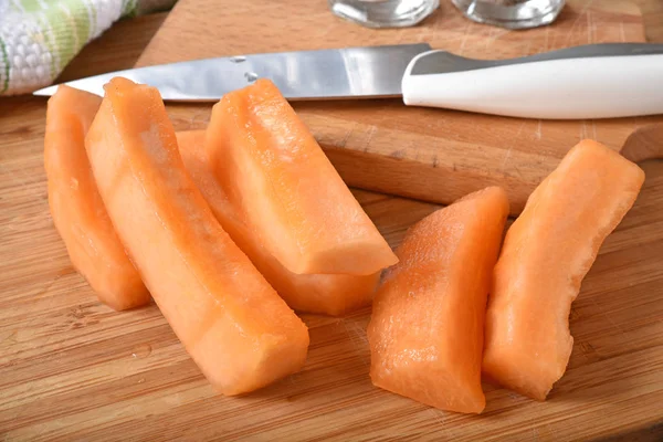 Slivers Fresh Organic Sliced Cantaloupe Cutting Board — Stock Photo, Image