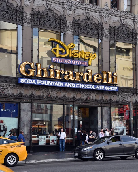 Los Angeles Março 2018 Turistas Disney Studio Store Calçada Fama — Fotografia de Stock