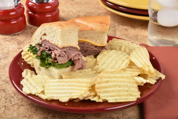Een Gesneden Gastronomische Gebraden Rundvlees Sandwich Met Aardappelchips — Stockfoto