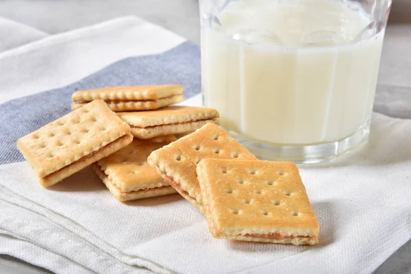 ピーナッツ バター サンドイッチ クラッカーや牛乳のガラス — ストック写真