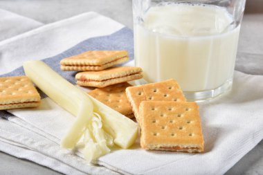 Fıstık ezmesi sandviç crackeers, peynir ve bir bardak süt ile sağlıklı snack.